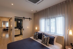 5 makuuhuonetta, tallelokero huoneessa, silitysrauta/-lauta