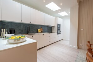 冷蔵庫、電子レンジ、オーブン、コンロ