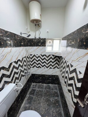 Shower, hair dryer, towels, soap - Full House 3BHK - WiFi & AC - Perungudi OMR WTC Apollo Hospital & DLF Downtown (Perungudi, Chennai, Tamil Nadu)