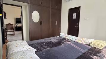 3 室のベッドルーム、セーフティボックス (室内)、デスク、アイロン / アイロン台