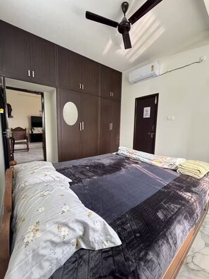 3 bedrooms, in-room safe, desk, iron/ironing board - Full House 3BHK - WiFi & AC - Perungudi OMR WTC Apollo Hospital & DLF Downtown (Perungudi, Chennai, Tamil Nadu)
