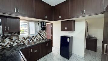 冷蔵庫、オーブン、コンロ、電気ポット