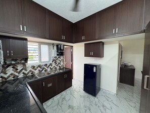 Fridge, oven, stovetop, electric kettle - Full House 3BHK - WiFi & AC - Perungudi OMR WTC Apollo Hospital & DLF Downtown (Perungudi, Chennai, Tamil Nadu)