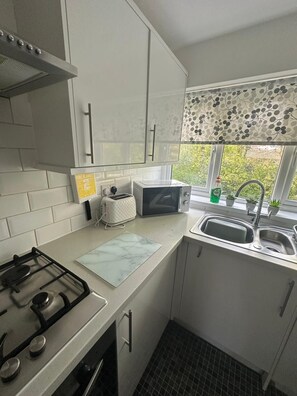 Private kitchen - The Coral Suite - 2 Bedroom Apartment with 5G Wi-Fi in Lakeside, Cardiff (Cardiff)
