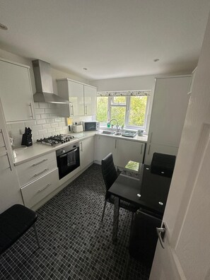 Private kitchen - The Coral Suite - 2 Bedroom Apartment with 5G Wi-Fi in Lakeside, Cardiff (Cardiff)