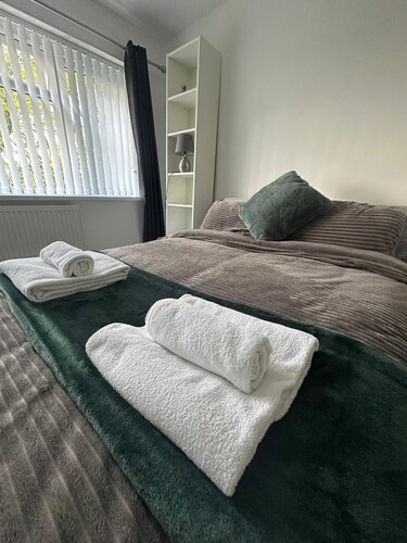 The Coral Suite - 2 Bedroom Apartment with 5G Wi-Fi in Lakeside, Cardiff