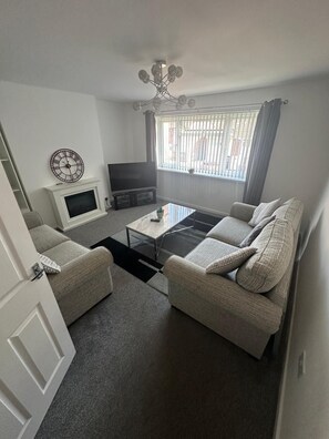 Living area - The Coral Suite - 2 Bedroom Apartment with 5G Wi-Fi in Lakeside, Cardiff (Cardiff)
