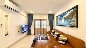 アパートメント 2 ベッドルーム バリアフリー パティオ | リビングルーム