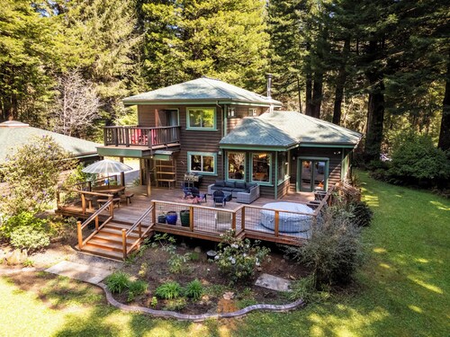 🌲🌊 Ocean Forest Retreat – Beautiful Redwood Home w/ expansive deck near Moonstone Beach