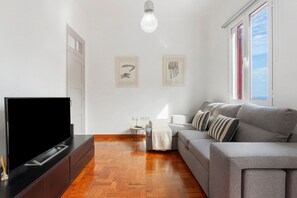 TV - Holiday Home 'Casa Da Avó Ferreirinha' with Sea View, Private Terrace and Wi-Fi (Seixal)