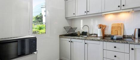 Frigorífico, microondas, horno y placa de cocina