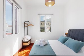 3 bedrooms, WiFi, bed sheets - Holiday Home 'Casa Da Avó Ferreirinha' with Sea View, Private Terrace and Wi-Fi (Seixal)