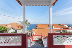 Property grounds - Holiday Home 'Casa Da Avó Ferreirinha' with Sea View, Private Terrace and Wi-Fi (Seixal)