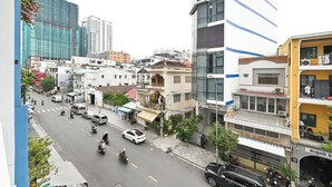 Une vue de rue avec des bâtiments, un restaurant et une enseigne indiquant « augob ».
