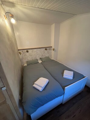 2 makuuhuonetta, silitysrauta/-lauta, Wi-Fi, vuodevaatteet