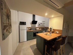 Microwave, oven, stovetop, dishwasher - House at the foot of the medieval city (Carcassonne)