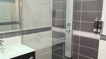 Een haardroger, handdoeken, zeep, toiletpapier