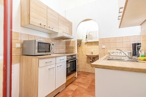 Basic Apartment | Private kitchen | Fridge, microwave, oven, stovetop