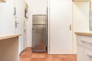 Basic Apartment | Private kitchen | Fridge, microwave, oven, stovetop