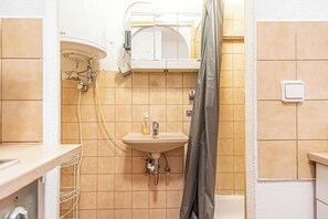 Basic-Apartment | Badezimmer | Dusche, kostenlose Toilettenartikel, Haartrockner, Handtücher