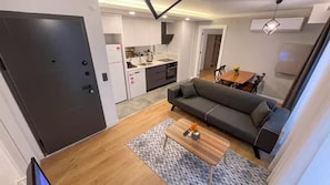 Appartement supérieur, 1 chambre | Aire de séjour | Téléviseur connecté de 43 po avec télévision par satellite, Netflix