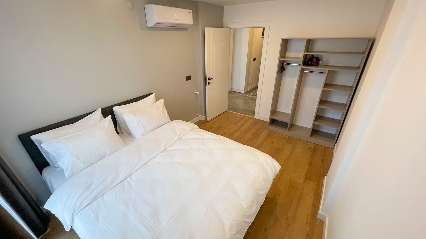 Grand-Maisonette, 3 Schlafzimmer, Terrasse | Schreibtisch, laptopgeeigneter Arbeitsplatz, Verdunkelungsvorhänge