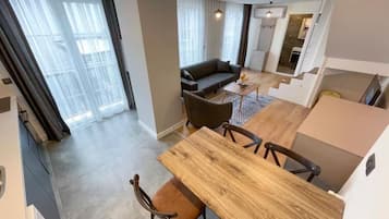 Superior maisonnette, 2 slaapkamers, terras | Woonruimte | Een 43-inch smart-tv met satellietzenders, Netflix en streamingdiensten