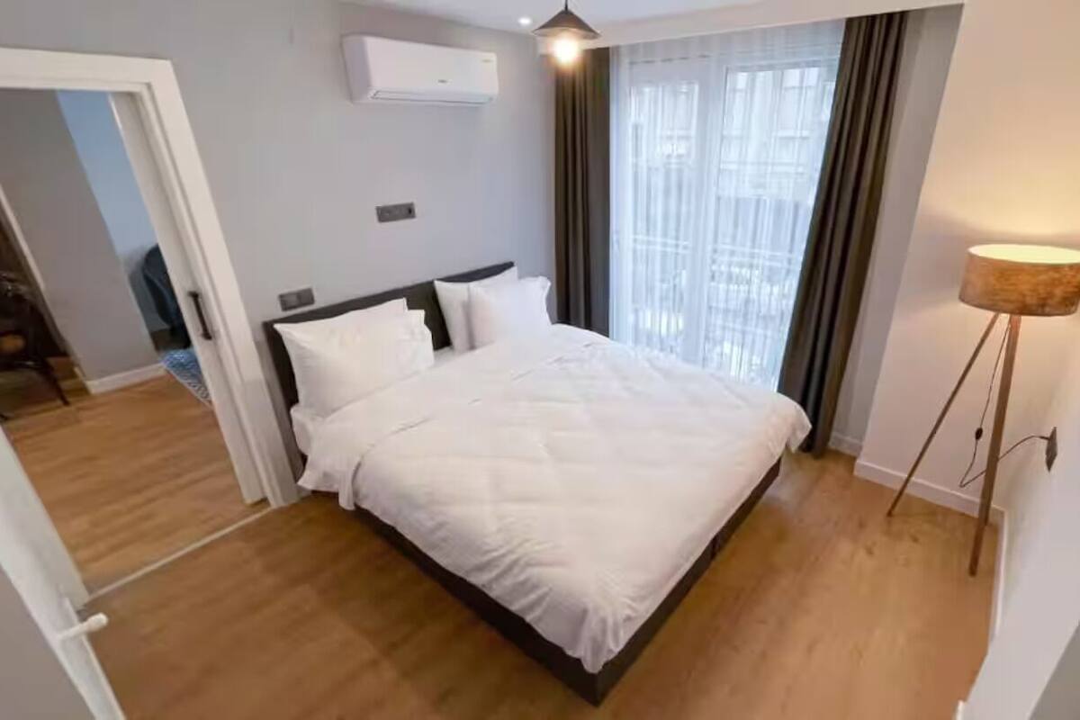 Superior Apartment, 1 Bedroom | Desk, laptop workspace, soundproofing, iron/ironing board