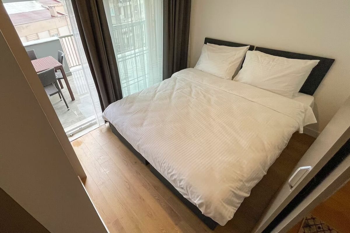 Grand Duplex, 3 Bedrooms, Terrace | Desk, laptop workspace, blackout drapes, soundproofing