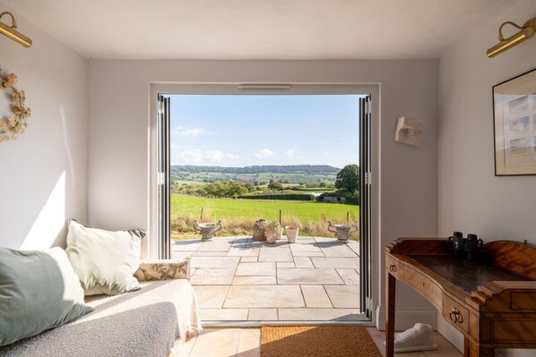 المنشأة من الداخل