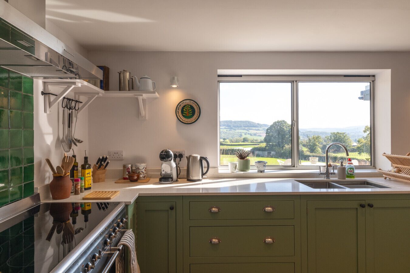 Frigorífico, microondas, horno y lavavajillas