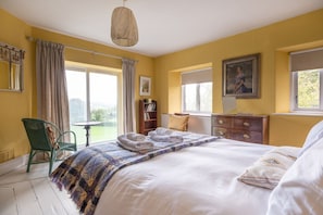 4 bedrooms, desk, iron/ironing board, WiFi - Your Countryside Retreat in Monmouthshire (Maypole)