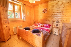 3 bedrooms, iron/ironing board, travel crib, free WiFi