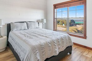 6 bedrooms, desk, WiFi, bed sheets