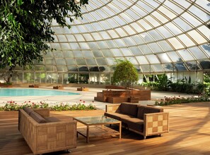 بار بجانب حمام السباحة