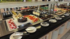 Buffet amb diferents plats i utensilis.
