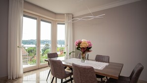 Un comedor con una mesa, sillas y un florero.