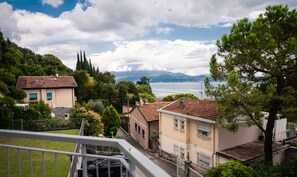 Un quartiere residenziale con case, vista sul lago e cielo sereno.