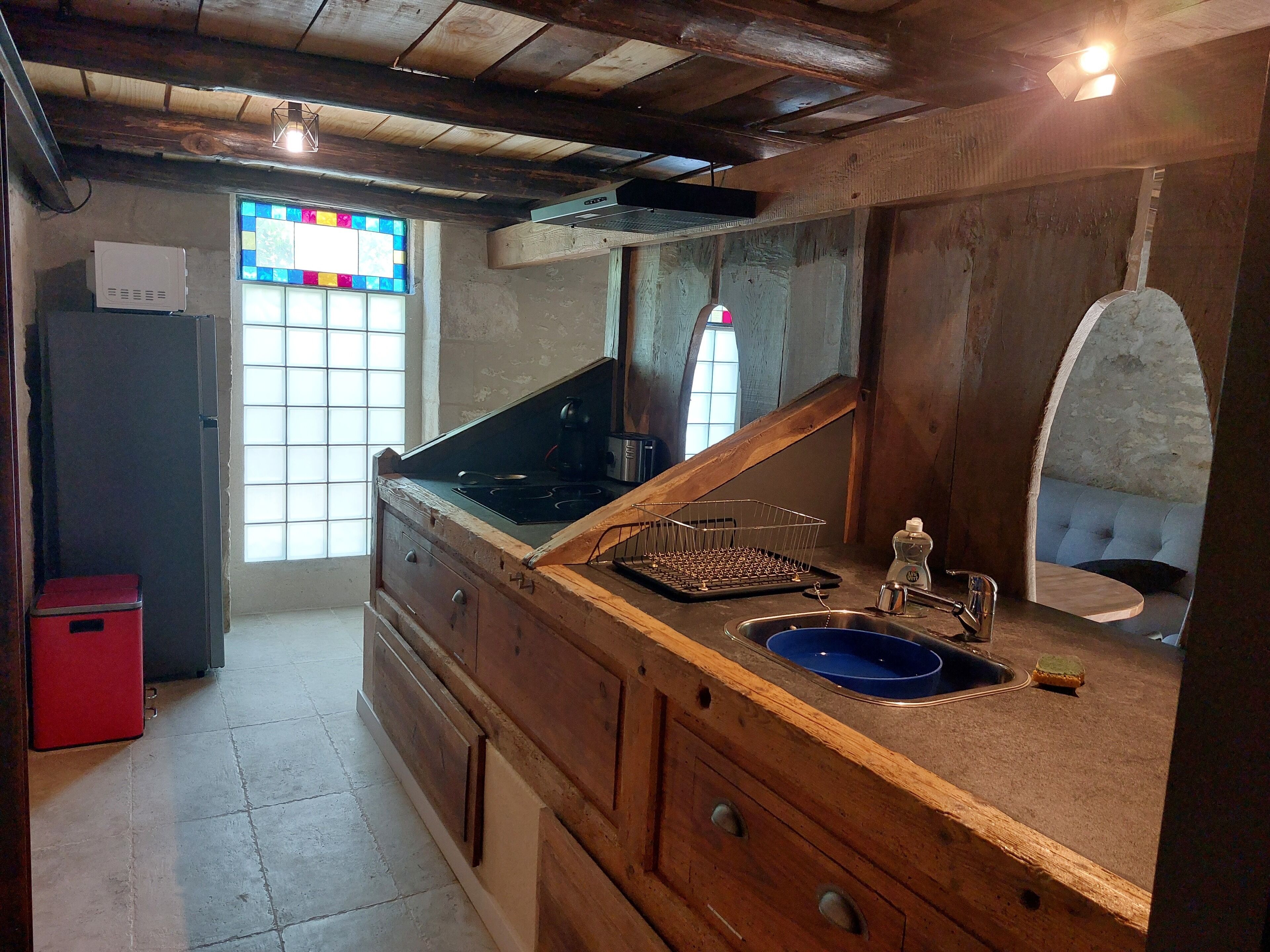 Een magnetron, een kookplaat