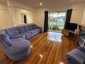 Smart TV - Fishing, crabbing swimming (Lakes Entrance)