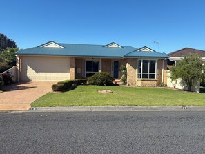 Exterior - Fishing, crabbing swimming (Lakes Entrance)