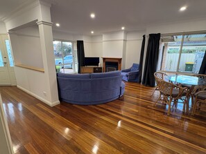 Smart TV - Fishing, crabbing swimming (Lakes Entrance)