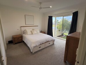 4 bedrooms, iron/ironing board, free WiFi, bed sheets