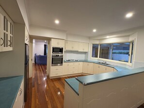 Private kitchen - Fishing, crabbing swimming (Lakes Entrance)