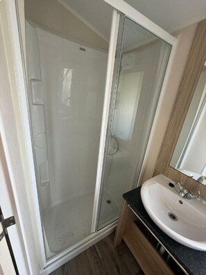 Shower, hair dryer - Golden Gate Holiday Centre - Holiday Accommodation 22147 (Abergele)