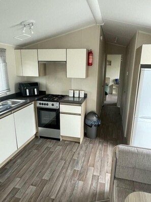 Cookware/dishes/utensils - Golden Gate Holiday Centre - Holiday Accommodation 22147 (Abergele)