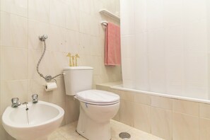 Regadera, secadora de cabello, bidet, toallas 