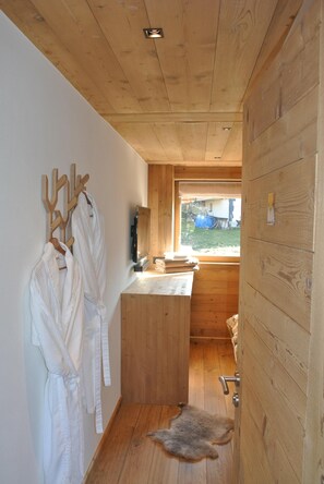 خزنة داخل الغرفة وستائر تعتيم وواي فاي مجانًا