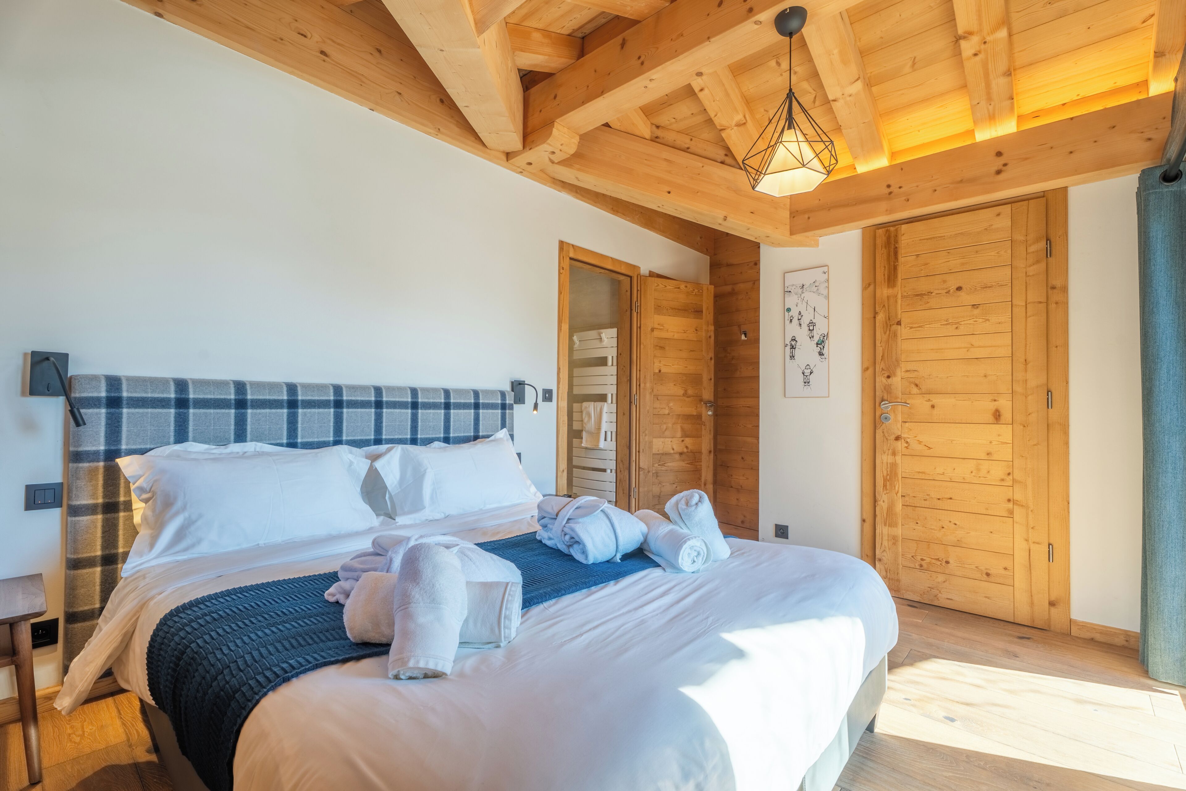 Comfort Room | In-room safe, blackout curtains, free WiFi, bed sheets