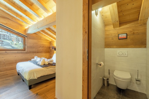 Habitación cuádruple Confort | Caja fuerte, cortinas opacas, wifi gratis y ropa de cama